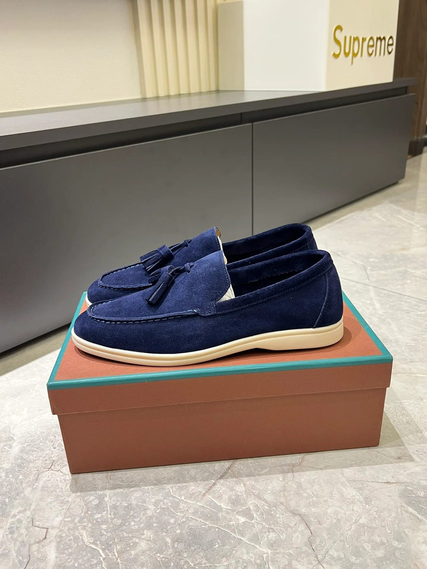 Men's shoes 💰p360 "Loro men's shoes 💰pian'*" Classic L men's shoes for couples 💰p Top version British flat loafers, a must-have item in old money style, the minimalist design is eye-catching and durable, a plus point for dressing The soft foot feel and texture are outstanding. They don’t scratch your feet and are very nice. They are matched with soft and waxy soles. They can be worn daily for a long time without getting tired. They are easy to wear, versatile and classic items, with perfect foot feel and texture! Imported cashmere fabric, the lining is made of imported A-grade water-dyed cow lining, the top version of the genuine leather midsole is sewn with pure handmade mark thread! Size: Female 35-40 (34. Customized) Male 38-44 (45.46. Customized)